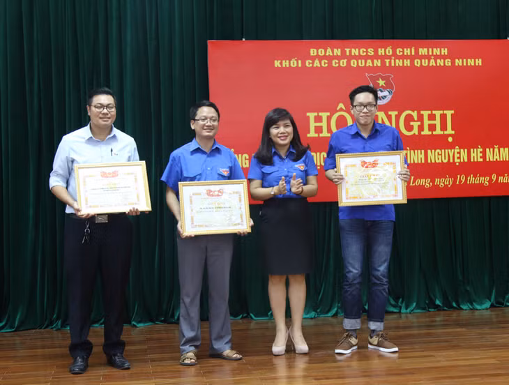 Lãnh đạo Tỉnh đoàn trao tặng Bằng khen của BCH Tỉnh đoàn cho cá nhân có thành tích xuất sắc. 