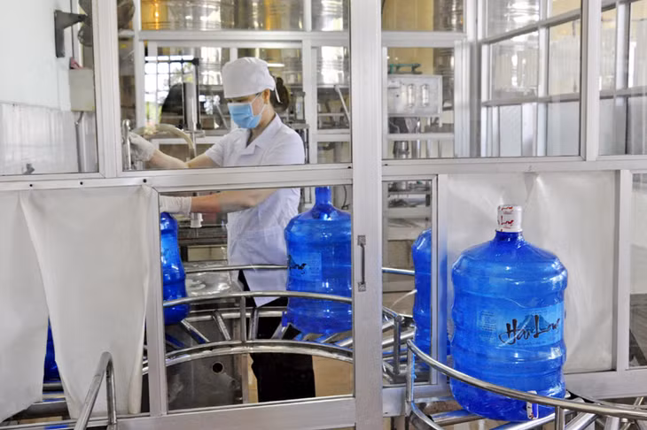 Khu vực chiết, rót nước vào bình của Cơ sở sản xuất nước đóng bình thuộc Trung tâm Tư vấn pháp luật và Huấn luyện an toàn lao động Công đoàn Quảng Ninh tách biệt với các khu vực khác để đảm bảo tốt VSATTP.