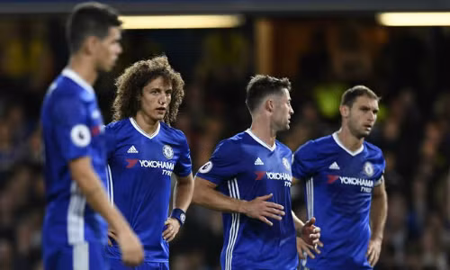 Ivanovic và Cahill (từ phải sang) là những mắt xích yếu trong hàng thủ Chelsea. Ảnh: Reuters.