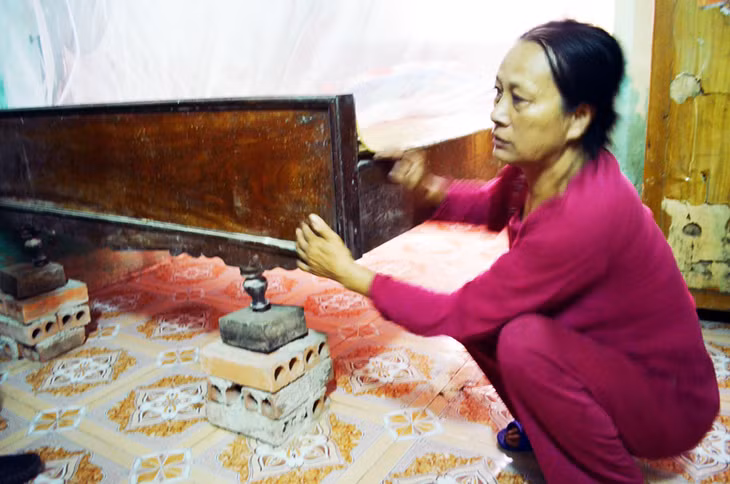 Bà Bùi Thị Diệp, tổ 10, khu 4, phường Giếng Đáy phải kê gạch tất cả đồ đạc để tránh úng ngập.
