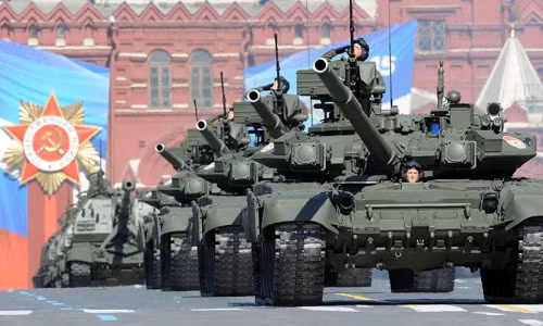 Xe tăng T-90 diễu binh tại Quảng trường Đỏ, Moscow. Ảnh: AFP
