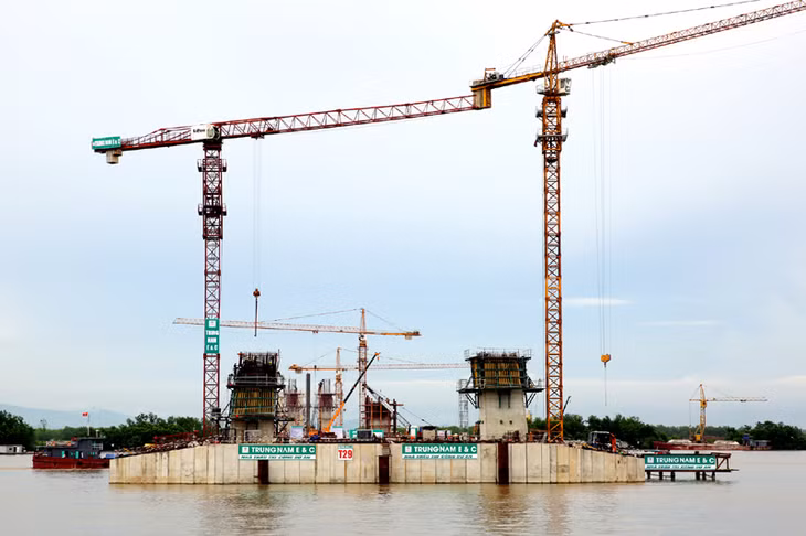 Hiện 3 trụ tháp của cầu Bạch Đằng đã hoàn thành thi công phần cọc khoan nhồi, móng trụ, tuy nhiên phần thân trụ mới đúc xong 3/24 đốt.