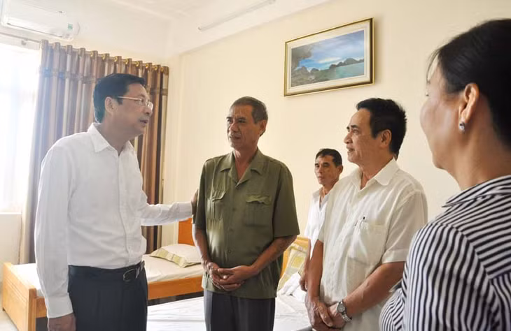 Đồng chí Bí thư Tỉnh ủy Nguyễn Văn Đọc thăm hỏi súc khỏe người có công điều dưỡng tại Trung tâm Điều dưỡng người có công.