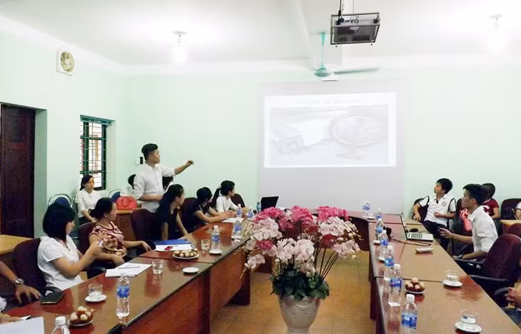 Nhóm sinh viên Trường Đại học Công nghiệp Quảng Ninh thuyết trình, bảo vệ Đề tài “Ứng dụng hệ thống cảm biến đo nhiệt độ, áp suất lốp xe và tự động xử lý” trước Hội đồng Khoa học nhà trường. (Ảnh do Hội Sinh viên Trường Đại học Công nghiệp Quảng Ninh cung cấp)
