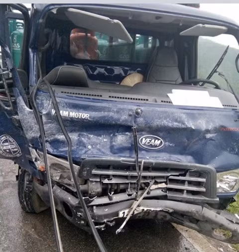 Xe tải chở gas bị đâm nát phần đầu xe.