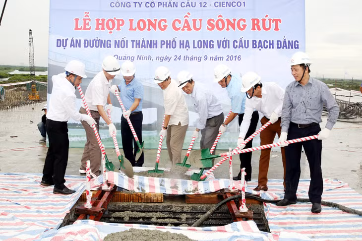 Đại diện lãnh đạo Sở GT-VT Quảng Ninh, TX Quảng Yên và liên danh các nhà thầu đã đổ mẻ bê tông cuối cùng, chính thức hợp long cầu Sông Rút