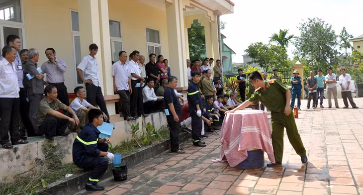 Hướng dẫn dùng chăn ướt dập tắt lửa phuy xăng.