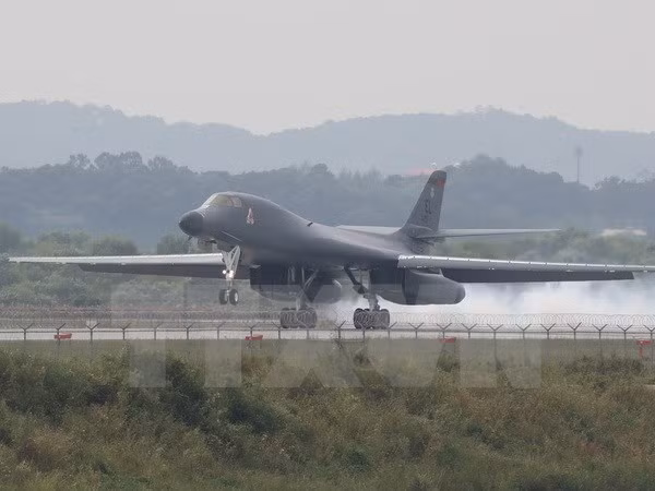 Máy bay ném bom chiến lược siêu thanh B-1B Lancer hạ cánh tại Căn cứ không quân Osan ở Pyeongtaek, phía nam Seoul ngày 21/9. (Nguồn: Yonhap/TTXVN)