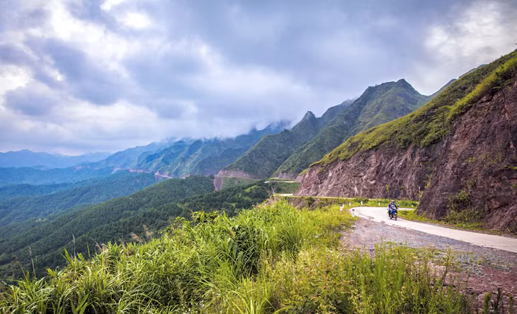 Cách Hoành Mô khoảng 10km, theo đường Bắc Cương lên có một cung đường đẹp nổi tiếng, dân phượt gọi là sống lưng khủng long.