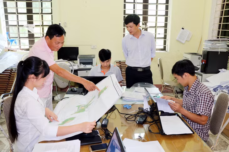 Cán bộ, nhân viên Phòng Kế hoạch, kỹ thuật sản xuất (Đoàn Khảo sát thiết kế lâm nghiệp tỉnh) đang nghiên cứu triển khai quy hoạch các dự án bảo vệ, phát triển rừng.