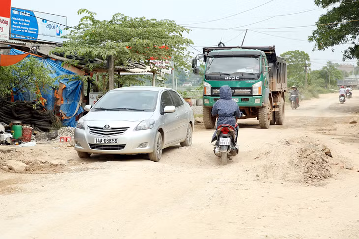  Tuyến đường Tiền An - Hoàng Tân xuất hiện nhiều “ổ trâu, ổ gà” và phủ kín bụi đất do từ lâu không được cải tạo và các xe tải chở đất hoành hành.