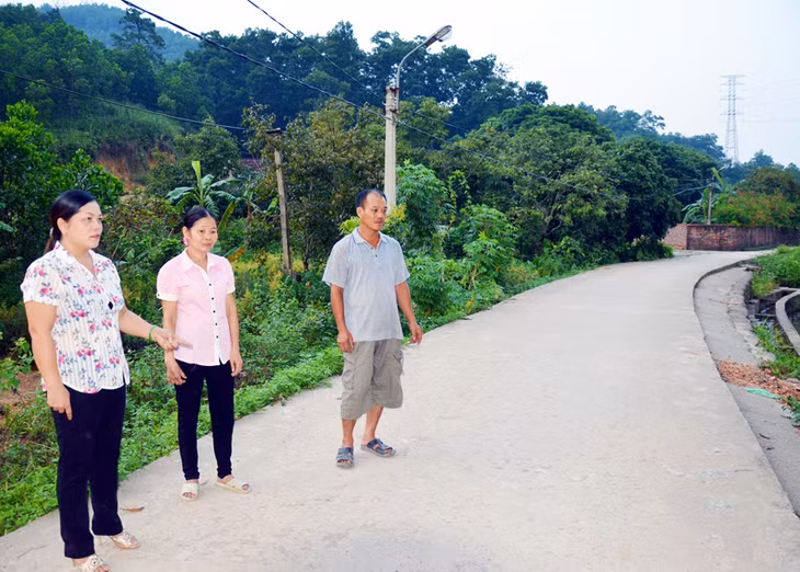 Nhờ sự vận động tích cực của Chủ tịch MTTQ xã Dương Huy Điệp Thị Ngân (ngoài cùng bên trái) nhiều tuyến đường trên địa bàn xã được người dân góp sức bê tông hóa và mở rộng. Trong ảnh: Đường thôn Tân Hải.