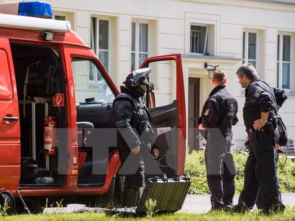  Lực lượng đặc nhiệm Đức tuần tra tại khu vực Eisenhuettenstadt. (Nguồn: AFP/TTXVN)