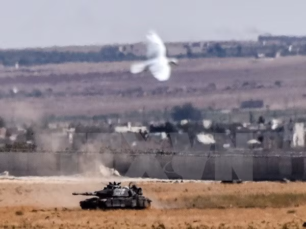 Xe tăng của quân đội Thổ Nhĩ Kỳ tham gia chiến dịch chống IS tại khu vực biên giới Syria - Thổ Nhĩ Kỳ. (Nguồn: AFP/TTXVN)