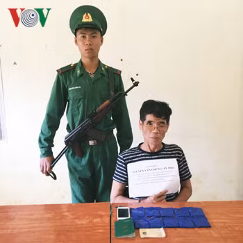 Đối tượng Nguyễn Văn Chung cùng tang vật bị bắt giữ.