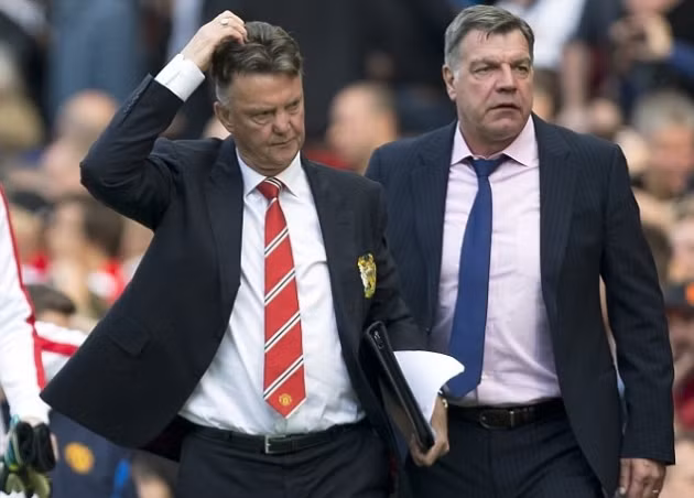  HLV Louis van Gaal (trái) sẽ đối mặt với không ít áp lực nếu dẫn dắt tuyển Anh sau thất bại tại M.U. Ảnh: Internet.