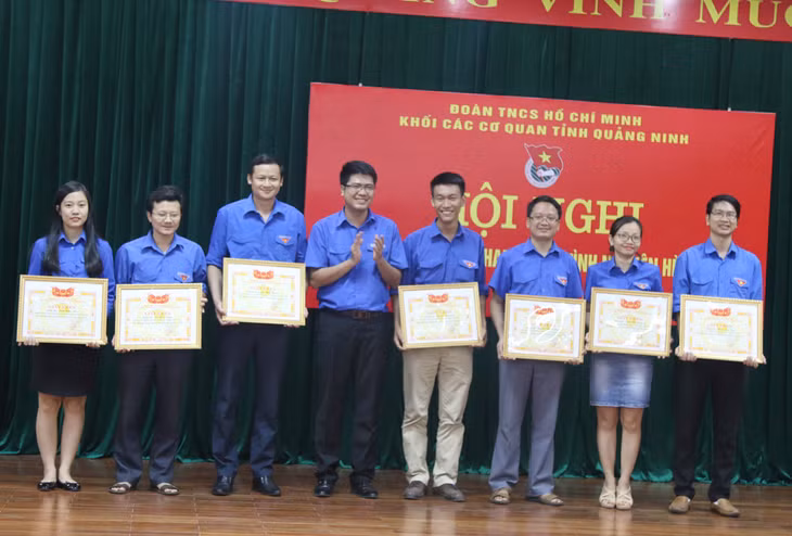 Lãnh đạo BCH Đoàn Khối các cơ quan tỉnh trao tặng giấy khen cho cá nhân có thành tích xuất sắc. 