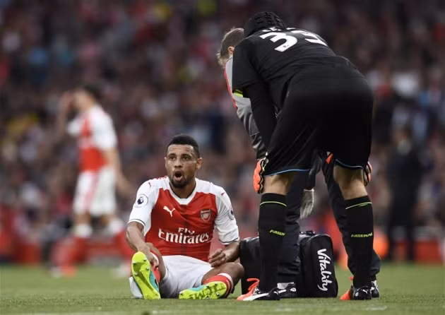  Coquelin dính chấn thương có vẻ khá nghiêm trọng. Ảnh: Internet.