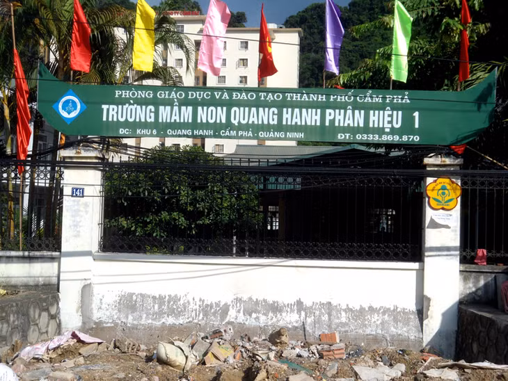 Cổng trường cũ đã được bịt kín và tôn nền cao hơn.