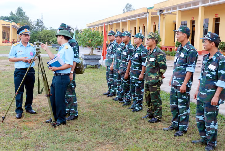 Trung đoàn 213 tổ chức huấn luyện cho chiến sĩ thao tác sử dụng khí tài quang học. (Ảnh do đơn vị cung cấp).