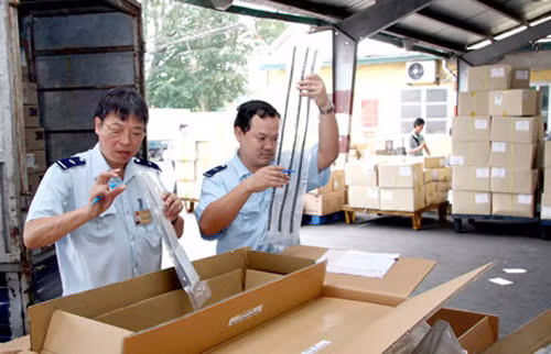  Số lượng kiểm tra hàng hóa xuất nhập khẩu nhiều nhưng tỷ lệ phát hiện sai phạm ít. Ảnh: B.G