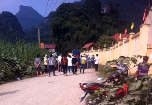 Thi thể nạn nhân để trong bao tải đặt cạnh vệ đường, gần trường học. Ảnh: Yên Bái