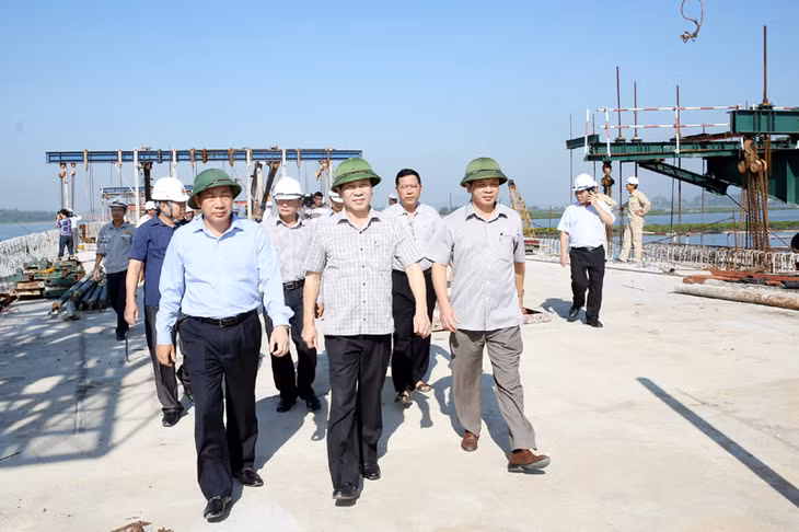 Các đồng chí lãnh đạo Bộ GT-VT, tỉnh Quảng Ninh kiểm tra tiến độ thi công cầu Sông Hốt.