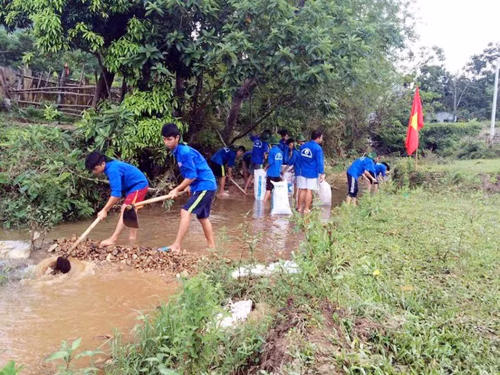 Sinh viên Trường ĐH Công nghiệp Quảng Ninh tình nguyện tại thôn Đông Lĩnh, xã Bản Sen (huyện Vân Đồn).