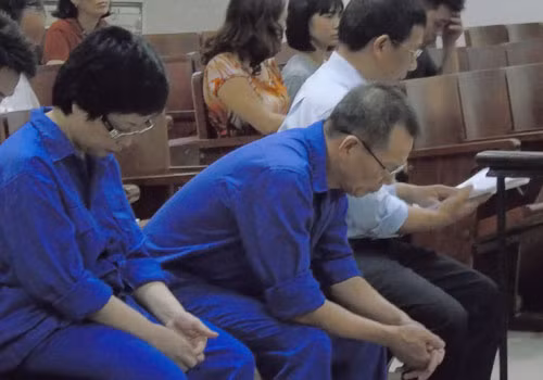 Bà Nga vẫn bị áp giải trong buổi toà tuyên án.