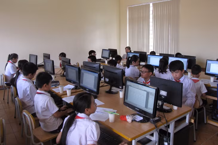 Những phòng máy tại các trường học ở TX Đông Triều thu hút học sinh dự thi Violympic.