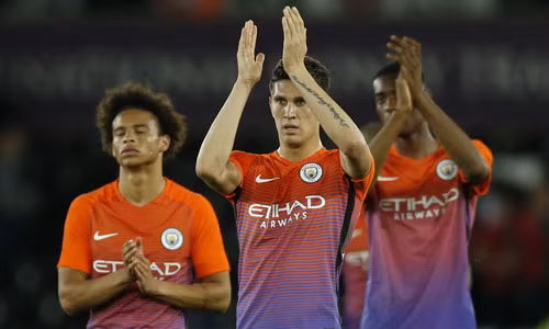Man City đã có một trận đấu khó khăn trên sân Swansea. Ảnh: Reuters.