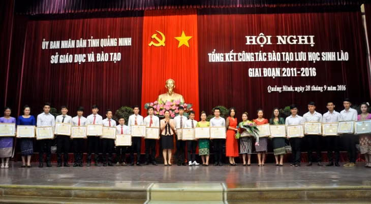 Sở GD&ĐT tỉnh Quảng Ninh khen thường các sinh viên Lào có thành tích học tập xuất sắc.