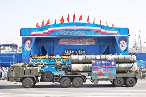 Hệ thống phòng thủ S-300 của quân đội Iran tại Lễ diễu binh. (Nguồn: AFP)