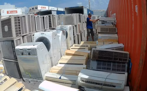 Thiết bị điện gia dụng cũ được đưa về dưới danh nghĩa nguyên liệu giấy. Ảnh: Q.T