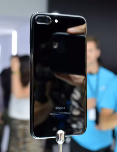 Màu Jet Black chỉ có trên iPhone 7 và 7 Plus bản 128 và 256GB, không có trên bản 32GB.