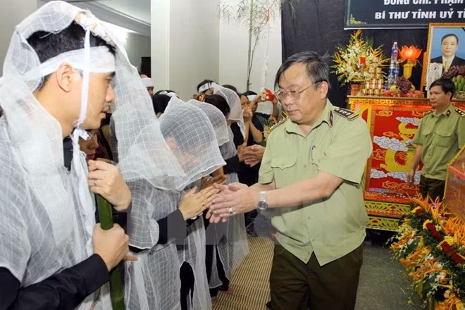 Các đơn vị đến chia buồn cùng gia quyến của ông Phạm Duy Cường. (Ảnh: Thế Duyệt/ TTXVN)