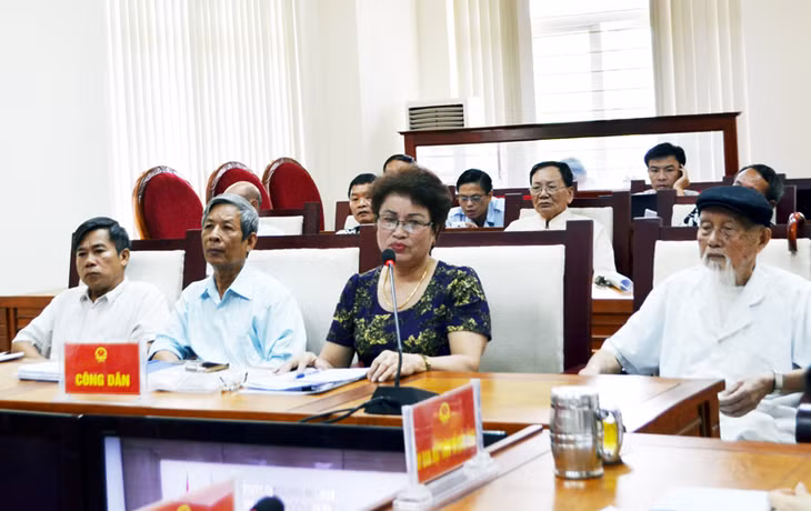 Đại diện các hộ dân tổ 1 khu 2, tổ 2 khu 5, phường Trần Hưng Đạo (TP Hạ Long) kiến nghị về việc GPMB thực hiện dự án cải tạo, mở rộng nút giao thông ngã tư Loong Toòng tại buổi tiếp dân thường kỳ của UBND tỉnh, ngày 15-8-2016.