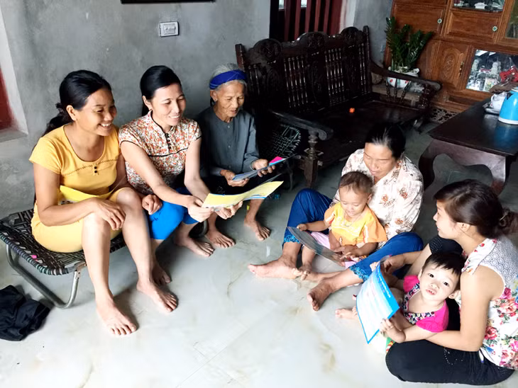 Cộng tác viên dân số thôn Đồng Đặng (xã Sơn Dương, huyện Hoành Bồ) tuyên truyền đến các hộ dân không sinh con thứ 3, không lựa chọn giới tính thai nhi.