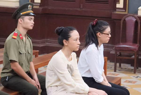 Hoa hậu Phương Nga cùng đồng phạm tại tòa.