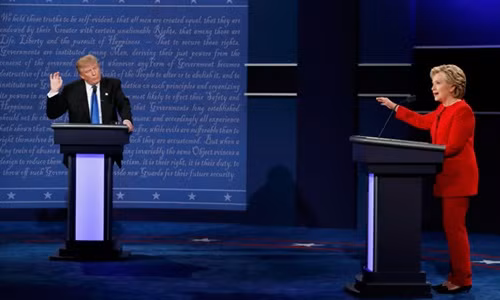 Bà Hillary Clinton và ông Donald Trump trong buổi tranh luận trực tiếp đầu tiên giữa các ứng viên tổng thống Mỹ. Ảnh: Reuters
