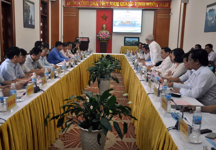 Quang cảnh buổi làm việc