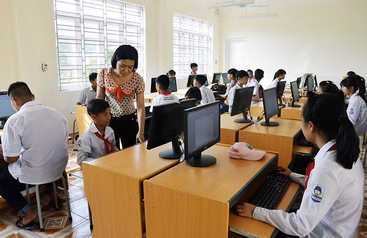 Giờ tin học của học sinh Trường THCS Sơn Dương (huyện Hoành Bồ) - Trường phấn đấu đạt chuẩn quốc gia trong năm 2016.