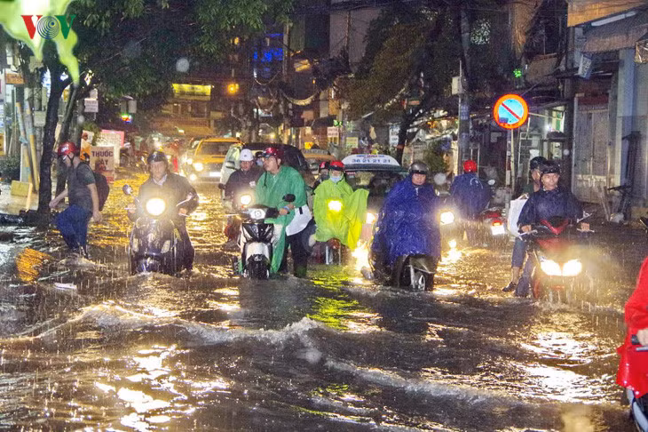  Mưa lớn đúng giờ tan tầm gây không ít khó khăn cho người dân.