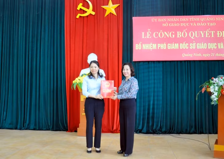 Đồng chí Vũ Thị Thu Thủy, Phó Chủ tịch UBND tỉnh trao Quyết định bổ nhiệm của UBND tỉnh cho đồng chí Nguyễn Thị Thúy.