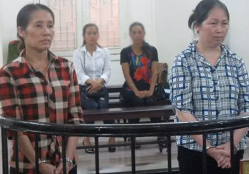 Hai bị cáo tại phiên toà sơ thẩm.