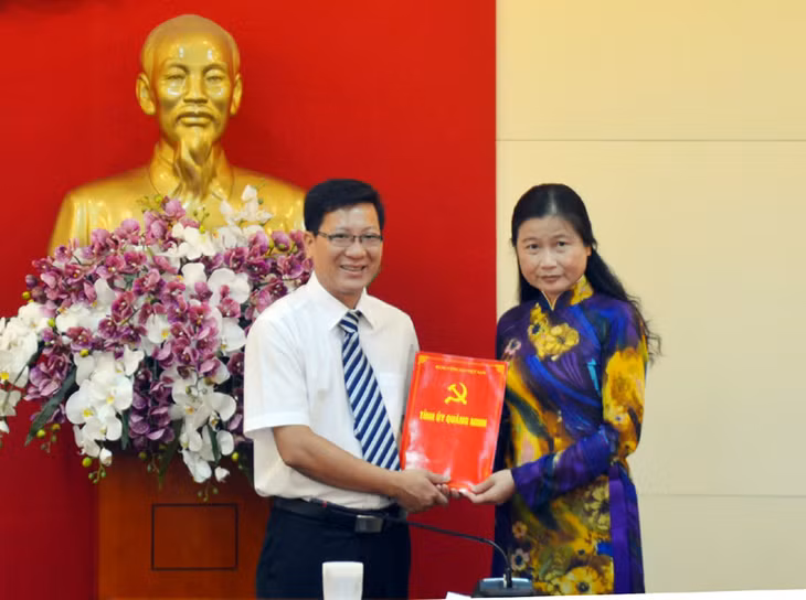 Phó Bí thư Thường trực Tỉnh ủy Đỗ Thị Hoàng trao quyết định bổ nhiệm chức vụ Phó Chánh Văn phòng Tỉnh ủy cho đồng chí Nguyễn Việt Dũng.