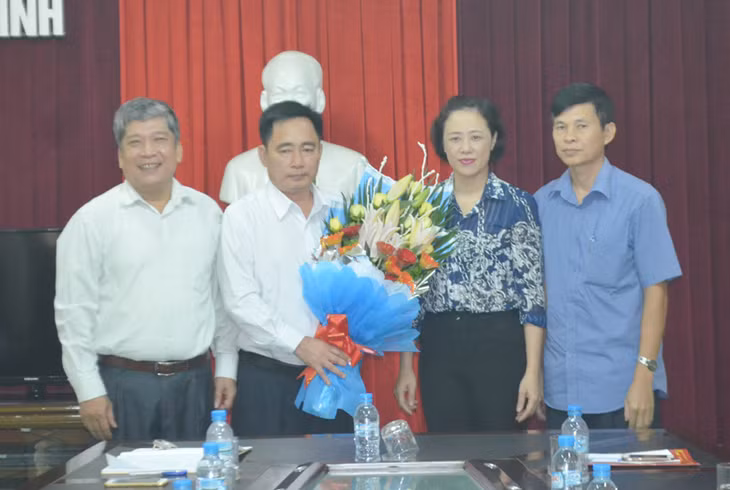 Hai đồng chí Phan Thế Bảo và Bùi Đình Ngoãn nhận nhận nhiệm vụ mới