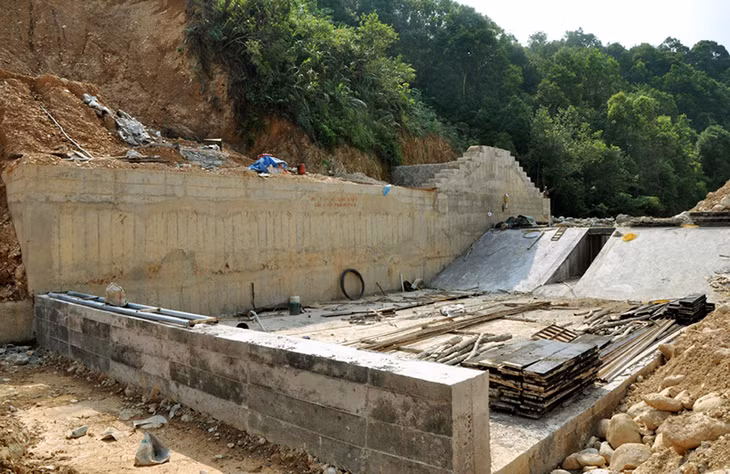 Tính đến giữa tháng 9-2016, mới hoàn thành được 1 tường cánh, 1 khoang thân đập tràn, bể tiêu năng.