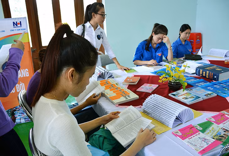 Sinh viên Trường Ðại học Hạ Long tham gia “Ngày hội sách năm 2016” do nhà trường tổ chức.