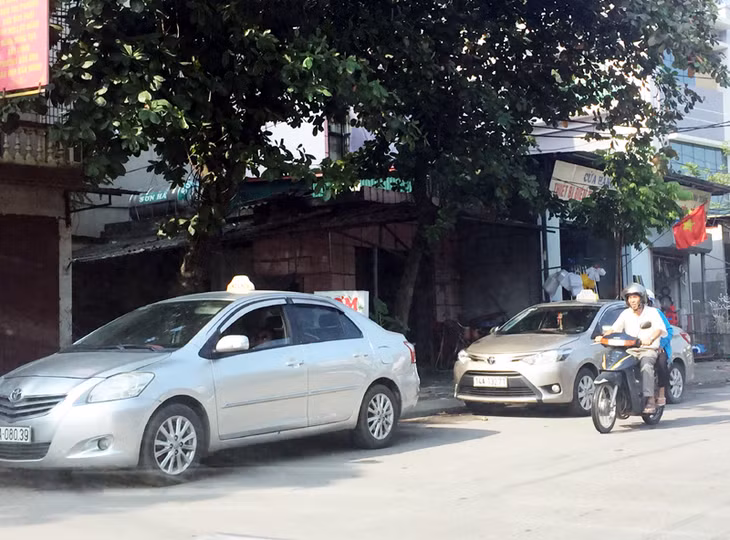 Taxi “dù” đỗ chờ khách tại khu vực gần Bến xe Cửa Ông (TP Cẩm Phả).